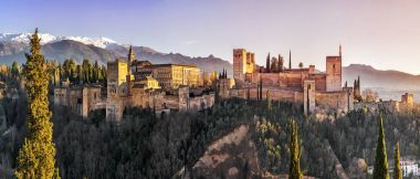 Granada, Endülüs, İspanya 'da günbatımında Palacios Nazaries ve Charles V Sarayı ile saray ve kale kompleksi.
