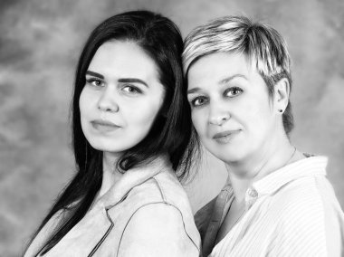 Siyah beyaz portre onun kızı yan yana kameraya, portre seyir ile anne.