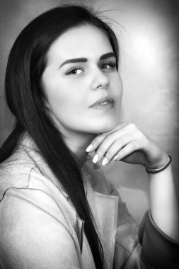 Güzel genç esmer kadın, portre siyah beyaz portre. 