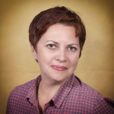 Güzel esmer sarı arka plan üzerinde closeup izole kadın portresi. 