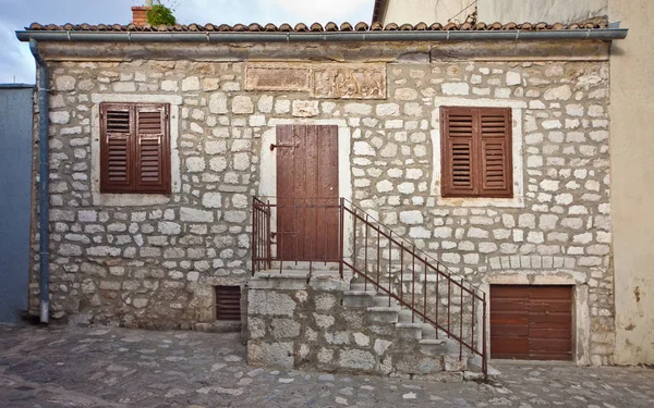 Vecchia casa in pietra mediterranea — Foto Stock