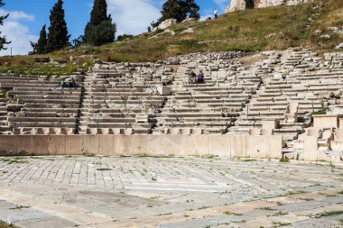 Atina, Yunanistan - 17 Nisan 2018: Akropolis 'teki Parthenon tapınağını ziyaret eden turistler