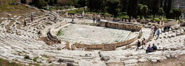 Atina, Yunanistan - 17 Nisan 2018: Akropolis 'teki Parthenon tapınağını ziyaret eden turistler