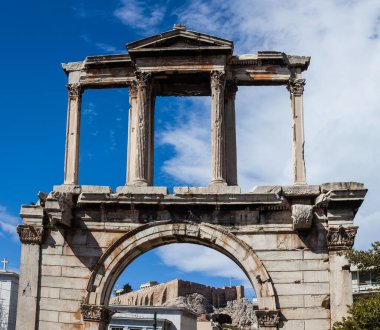 Yunanistan 'ın başkenti Atina' nın merkezindeki Hadrian veya Hadrian Kapısı.