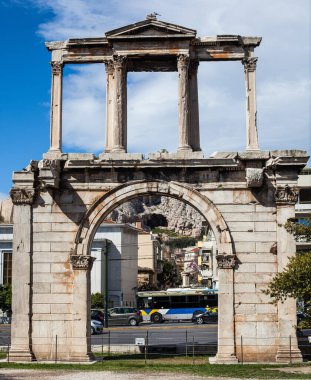 Yunanistan 'ın başkenti Atina' nın merkezindeki Hadrian veya Hadrian Kapısı.