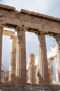 Atina Akropolü 'nde bulunan antik bir tapınak olan Parthenon' un Partenonu 'nun Parçası