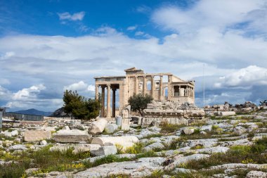 Atina 'daki Akropolis' te, verandada sütunları olan antik Echtheion tapınağı..