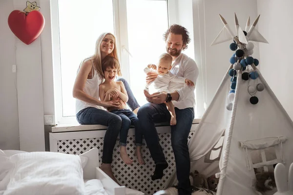 Mutlu Gülümseyen Modern Beyaz Aile Pencerenin Yanındaki Parlak Beyaz Bir — Stok fotoğraf