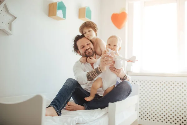 Oyuncak Bir Uçakla Oynayan Iki Oğlu Olan Genç Bir Baba — Stok fotoğraf