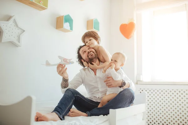 Jovem Pai Dois Filhos Brincando Com Avião Brinquedo Família Feliz — Fotografia de Stock