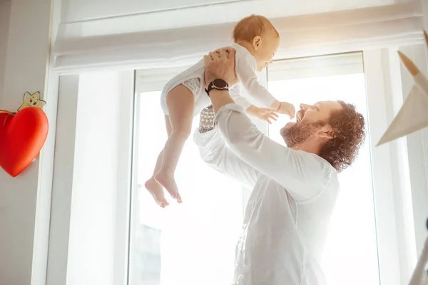 Pai Brincando Com Menino Recém Nascido Bonito Perto Janela Quarto — Fotografia de Stock