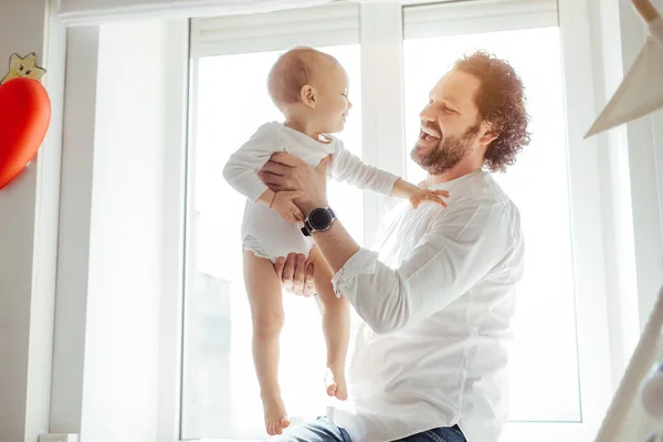 Pai Brincando Com Menino Recém Nascido Bonito Perto Janela Quarto — Fotografia de Stock