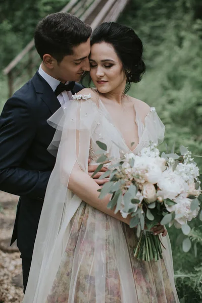 Lächelnde Braut Und Bräutigam Verbringen Zeit Miteinander Posieren Auf Den — Stockfoto