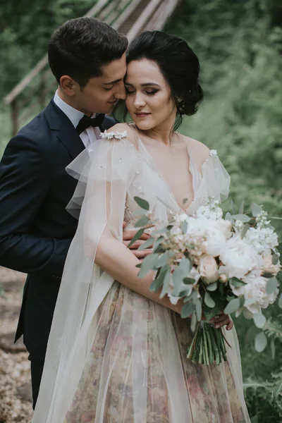 Gülümseyen Gelin Damat Birlikte Vakit Geçiriyorlar Dağ Tepelerinde Poz Vermek — Stok fotoğraf