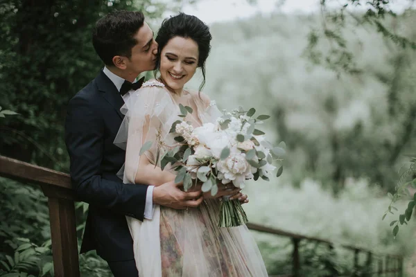 Noiva Sorridente Noivo Passando Tempo Juntos Posar Fundo Das Montanhas — Fotografia de Stock