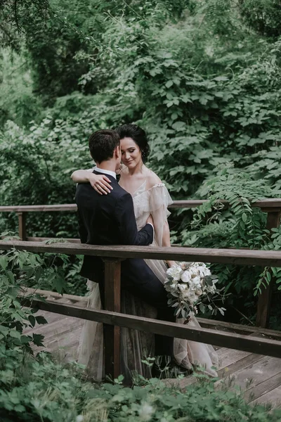Lächelnde Braut Und Bräutigam Verbringen Zeit Miteinander Posieren Auf Den — Stockfoto