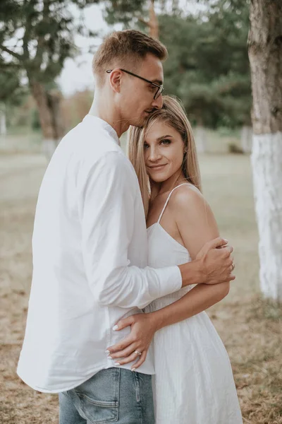 Schönes Junges Liebespaar Posiert Zusammen Vorhochzeitsshooting Schöner Junger Mann Und — Stockfoto