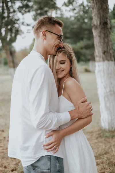 Mooi Jong Liefdevol Koppel Poseert Samen Voorhuwelijkse Schietpartij Knappe Jongeman — Stockfoto