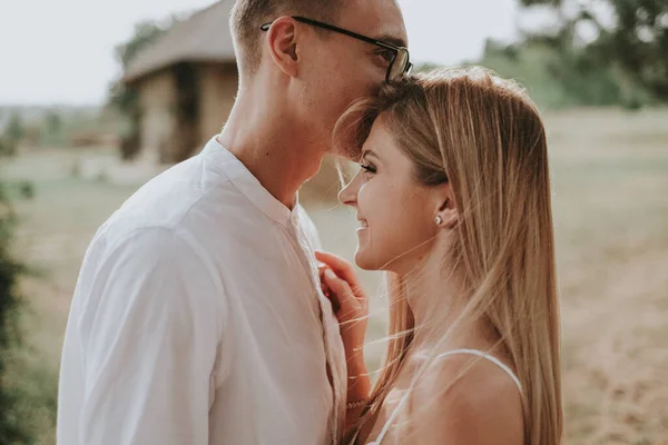 Mooi Jong Liefdevol Koppel Poseert Samen Voorhuwelijkse Schietpartij Knappe Jongeman — Stockfoto