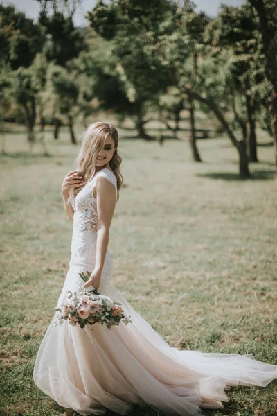 白いモダンなヒップスタードレスを歩いて結婚式の花嫁の肖像画 日没の森のヴィンテージのドレスで白人ブロンドの花嫁 魅力的な女性ポージングで花の花束 — ストック写真