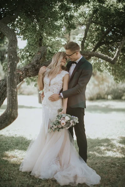 Portrait Une Belle Mariée Marié Embrasser Embrasser Étreindre Autre Couple — Photo