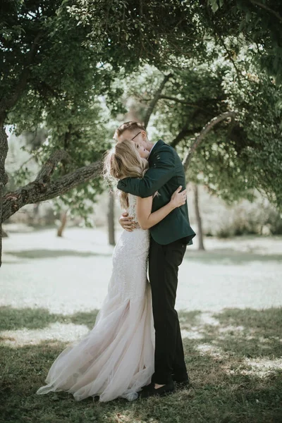 Retrato Uma Noiva Adorável Noivo Abraçar Beijar Abraçar Uns Aos — Fotografia de Stock