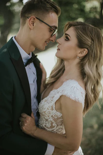 Retrato Uma Noiva Adorável Noivo Abraçar Beijar Abraçar Uns Aos — Fotografia de Stock