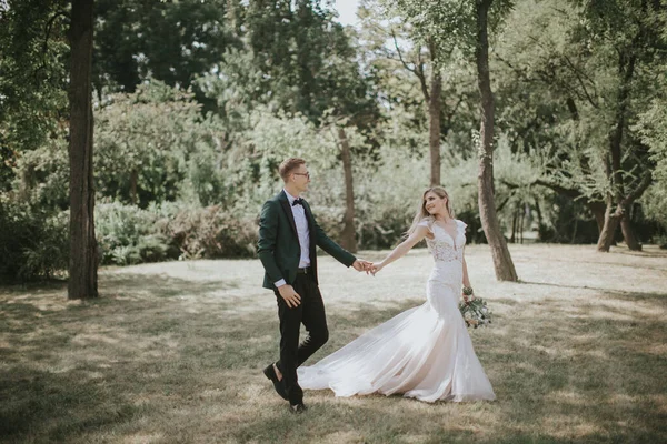 Portrait Une Belle Mariée Marié Embrasser Embrasser Étreindre Autre Couple — Photo