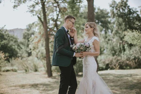 Ritratto Una Bella Sposa Sposo Abbracciarsi Baciarsi Abbracciarsi Coppia Innamorata — Foto Stock