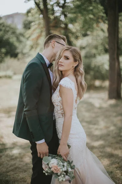 Retrato Uma Noiva Adorável Noivo Abraçar Beijar Abraçar Uns Aos — Fotografia de Stock