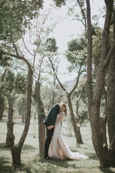 Retrato Uma Noiva Adorável Noivo Abraçar Beijar Abraçar Uns Aos — Fotografia de Stock