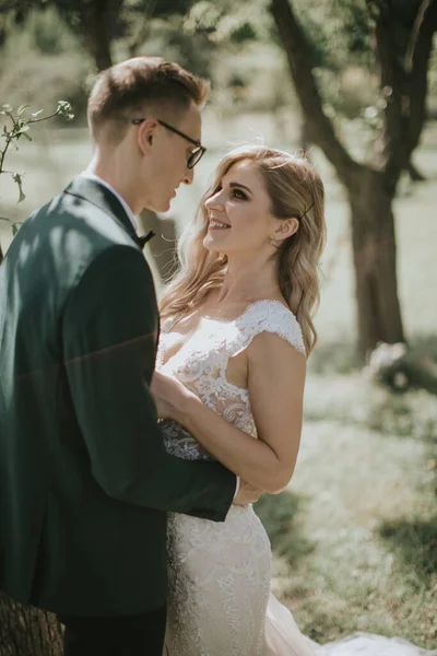 Retrato Uma Noiva Adorável Noivo Abraçar Beijar Abraçar Uns Aos — Fotografia de Stock