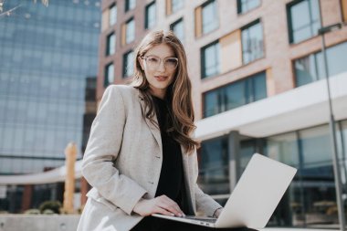 Bilgisayarlı güzel bayan çalışıyor. Kadın nüfuzlu kişi arkadaşlarıyla sohbet ediyor. Bilgisayar klavyesinde yazan sevimli gülümseyen genç..