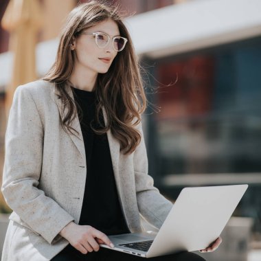 Bilgisayarlı güzel bayan çalışıyor. Kadın nüfuzlu kişi arkadaşlarıyla sohbet ediyor. Bilgisayar klavyesinde yazan sevimli gülümseyen genç..
