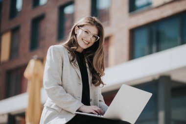 Bilgisayarlı güzel bayan çalışıyor. Kadın nüfuzlu kişi arkadaşlarıyla sohbet ediyor. Bilgisayar klavyesinde yazan sevimli gülümseyen genç..