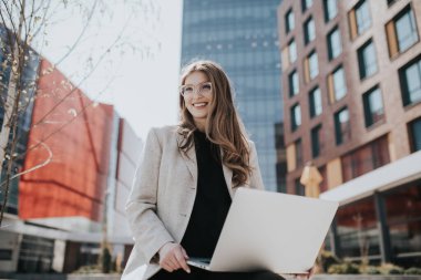 Bilgisayarlı güzel bayan çalışıyor. Kadın nüfuzlu kişi arkadaşlarıyla sohbet ediyor. Bilgisayar klavyesinde yazan sevimli gülümseyen genç..