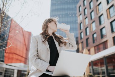 Dizüstü bilgisayarı ve kahvesiyle gülümseyen güzel bir bayan. Kadın nüfuzlu kişi arkadaşlarıyla sohbet ediyor. Bilgisayar klavyesinde yazan sevimli gülümseyen genç..