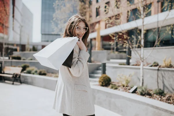 Muchacha Linda Atractiva Con Las Bolsas Compras Bebida Caliente Mano — Foto de Stock