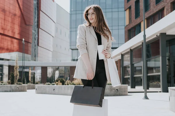 Jolie Fille Mignonne Avec Les Sacs Provisions Boisson Chaude Dans — Photo