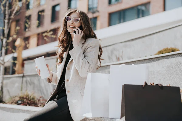 Menina Bonito Atraente Com Sacos Compras Smarphone Sua Mão Megapolis Imagens De Bancos De Imagens