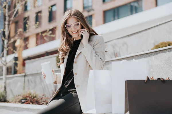 Menina Bonito Atraente Com Sacos Compras Smarphone Sua Mão Megapolis Imagens De Bancos De Imagens