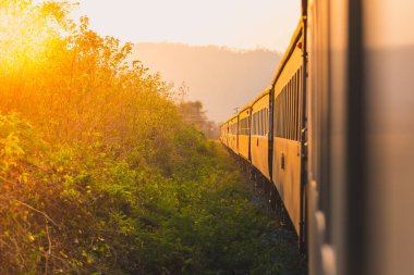 Yolculuk tutkusu. Gün batımında tren