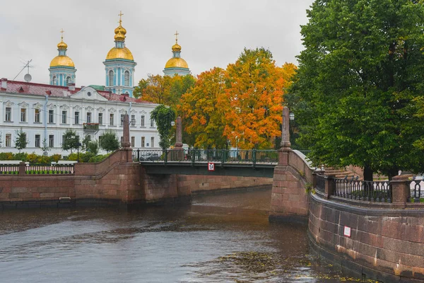 Sonbahar yağmurlu St. Petersburg