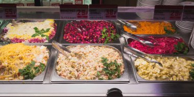 Saint Petersburg, Rusya - 27 Şubat 2020: Bir zincir restoran Stolovaya 1 'de popüler salata (Olivier, vinegret, Kore havucu, giyinmiş ringa balığı, vs.) ile bir gösteri.