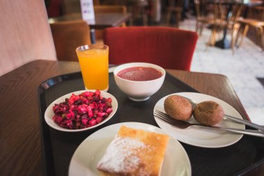 Rusya 'nın St. Petersburg kentindeki bütçe restoranında 2.3 dolara yemek: üzüm bağı (pancar salatası), deniz dikenli içecek, pancar çorbası (pancar çorbası), çavdar ekmeği, tvorozhnik (süzme peynirli tatlı turta)).