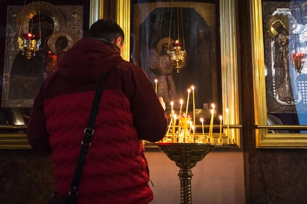 Sankt Petersburg Russland Ein Gläubiger Zündet Vor Ikonen Der Kathedrale — Stockfoto