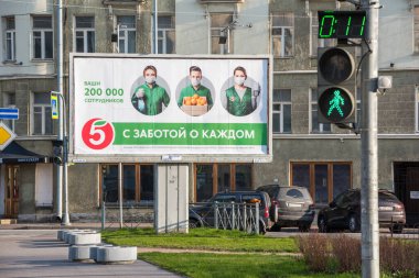 St Petersburg, Rusya - 2 Mayıs 2020: Bir market zincirinin reklamı Pyaterochka çalışanlarını maskeli ve 