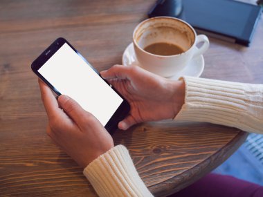 Cep telefonu kadınların elinde. İzole ekran. Kavramı üzerinde 