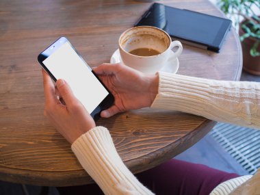 Cep telefonu ile izole perde için senin bilgi. Kadın re