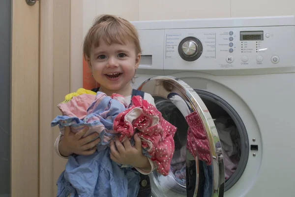 Happy cute dziewczynka z ubrania pranie wnętrza domu — Zdjęcie stockowe